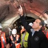 クオモ知事、鉄道トンネルで撮影　トランプ政権に損害アピール