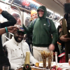地下鉄で感謝祭ディナー　料理振る舞う動画拡散