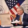 ピザのトッピング投票、ペパロニが１位 デブラシオ市長がピザを食べながら発表