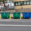 ハーレムの学校前、巨大ゴミ箱設置　駐車スペース減と衛生面を住民懸念