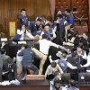 台湾議会で与野党が衝突
