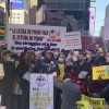 NY市の屋内営業の禁止に抗議 タイムズスクエアに1000人集まる