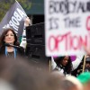 中絶の権利主張、擁護派が抗議集会 「行動を起こす時」とジェームズ州司法長官