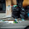 ゴミ出し、４月から午後８時以降に　NY市、歩道上の放置時間短縮でネズミ削減