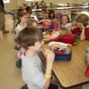 NY州の子ども、6人に1人が飢え　「スクールランチの無料提供を」