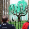 バンクシー、ロンドン北部に登場の「木」の壁画は自分作と認める