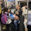 子どもが地下鉄で物売り、取り締まれず　違法でも当局は消極的 