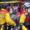 台湾地震、親族が救出に喜びの涙