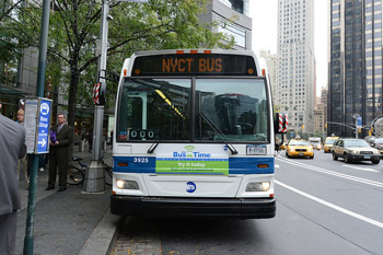 バスが民家に突っ込む クイーンズ区 誕生日会の最中に Dailysun New York