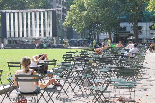 ブライアントパークでは、暑すぎるせいか人もまばら… =7日午後4時すぎ (photo: Yoshiko Takenaka)