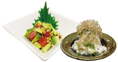 ガーリックがアクセントの「マグロポキ」(左)と「手づくり冷奴」