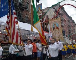 The Grand Processionの大規模な行進は見もの（2015年／photo: Feast of San Gennaro）