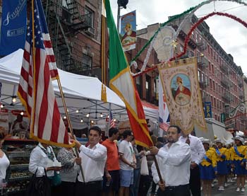 The Grand Processionの大規模な行進は見もの(2015年/photo: Feast of San Gennaro)