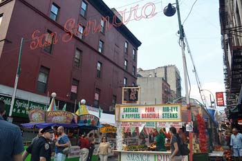 屋台と人でごった返すメインストリート(2015年/photo: Feast of San Gennaro)