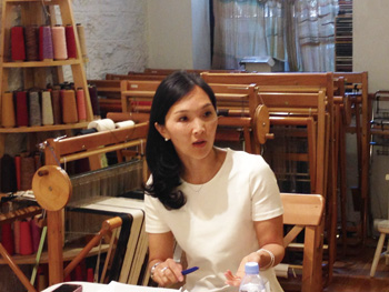 熱心に話をするビアンキ曉子さん。