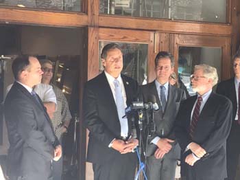 20日に救済施策を発表するクオモ知事(写真中央) (photo: @NYGovCuomo)