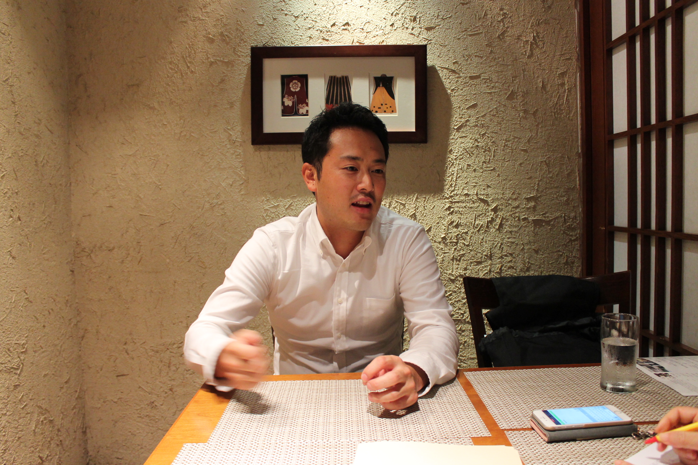 お酒を造るのは楽しいし、お客さまが「おいしい」と言ってくれたときは本当にうれしい、と話す竹下取締役