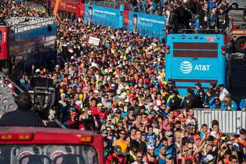 6日朝、スタテン島をスタートするランナーたち(photo: Michael Appleton/Mayoral Photography Office)