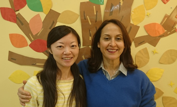 大友あかね教諭(左)とショア・レイラ教育部長