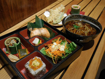 そば、サラダ、焼き魚、ミニちらし、 惣菜、デザートの豪華セットは早い者勝ち！