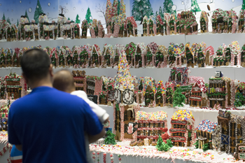 お菓子の家はジンジャークッキーのほか、フロスティングやキャンディでできている （photo: Andrew Kelly/NY Hall of Science）
