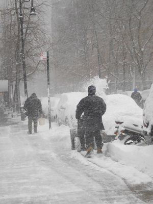 街は真っ白=9日午前10時ごろ、マンハッタン区ミッドタウン(photo: Daily Sun)