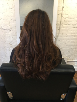 はまとまりやすいようにカーラーで巻いておく