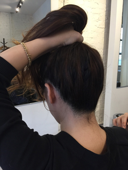 てっぺんまで持ち上げて、１つにまとめる。 表面はざっくりした感じ、ラフな手ぐし感覚を残すと さらにグッド！