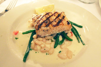 レモンの効いたホワイトワインソースが よく合う「サーモングリル」（写真は撮影用）