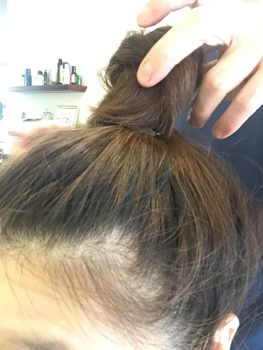 ゴムを隠しながら、 毛先をゴムの部分に巻き付けてお団子の形を作っていく。