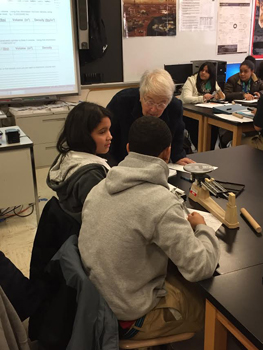 訪れたマンハッタン区の高校で生徒と交流するファリーニャ局長(photo: Department of Education)