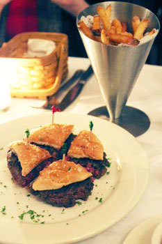 ジューシーな肉汁がたまらない、秘伝のレシピで作られた 「ビストロバーガー」（写真は撮影用）