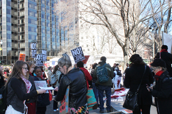 コロンバスサークルで抗議する人々=8日(photo : Trang)
