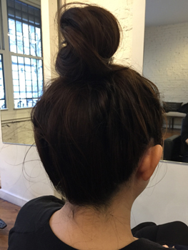 ファッションに合わせて、後れ毛を出しても◎。 お団子ヘアの完成！