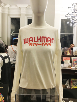 スマートフォンなどが普及し、工業デザインという言葉が定着する15年ほど前から、製品のデザインとしての美しさを提唱した「ウォークマン」とのコラボレーション。