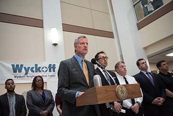 記者会見するデブラシオ市長=20日、ブルックリン区(Photo: Michael Appleton/Mayoral Photography Office)