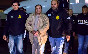 2017年１月19日、メキシコから米国に移送されるグスマン被告（中央）