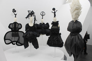 右4つ)2014年春夏コレクションより。(左)2009年春夏コレクションより