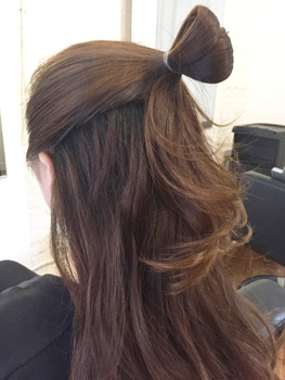 耳の後ろから上部を小さな輪っかを作るように１つにまとめ、髪の最後はすくいあげない。