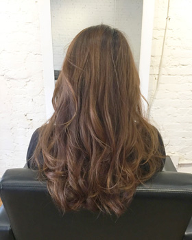 始めは髪をまとめやすくするため少し巻いておく。