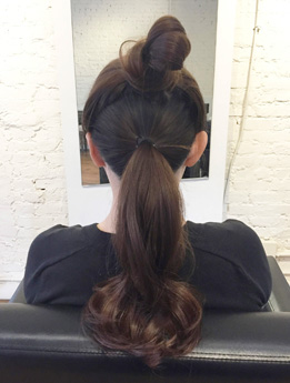 残りの髪の毛もひとつにまとめる