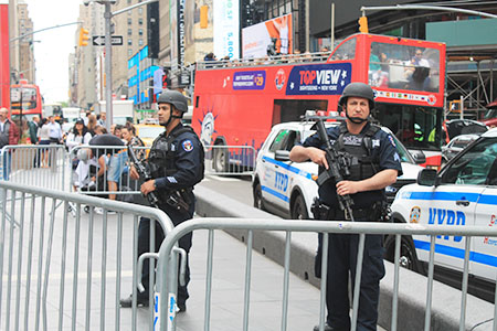 マンハッタン区タイムズスクエアで警備に当たるＮＹＰＤ ＝23日午前11時30分 （photo: Yebisu Yamada / 本紙）
