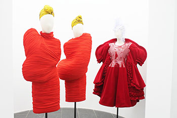 (右)2017年春夏コレクションより。(左と中央)1997年春夏コレクションより (photo: Akihiko Hirata / 本紙)