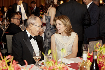 茂木友三郎・取締役名誉会長（左）とキャロライン・ケネディ前駐日米大使