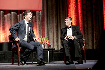 司会進行を務めたウォール・ストリート・ジャーナルのファイナンシャルエディター、デニス・K・バーマンさん（左）とマイケル・コルバットＣＥＯ （Photos Japan Society 2017 Annual Dinner ©Daphne Youree）