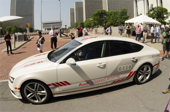 試験走行に使用されたアウディのセダン。www.governor.ny.govより