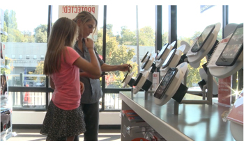 監督であるラストン氏が自分の娘とスマートフォンを選んでいる映画の中一場面