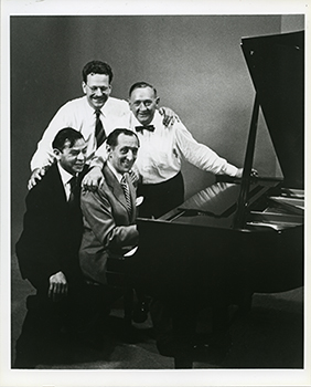 スタインウェイ不滅のアーティスト、ウラジミール・ホロビッツ（写真中央）とオスカー・レバント（左端）。一緒に写っているのは当時のCEOたち （photo: Courtesy of Steinway & Sons）