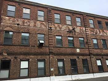 スタインウェイのニューヨーク本社工場は19世紀の建築
