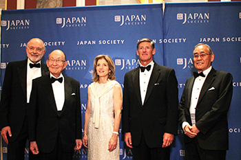 （左から）ジョセフ・Ｒ・ペレラＪＳ新会長、茂木友三郎・取締役名誉会長、キャロライン・ケネディ前駐日米大使、マイケル・コルバットＣＥＯ、櫻井本篤ＪＳ理事長 （photo:本紙）
